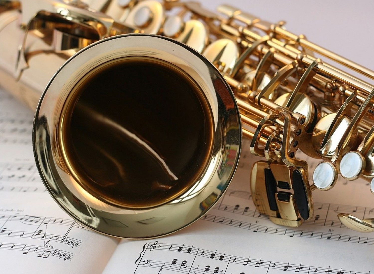 Music-delivery-saxophone2